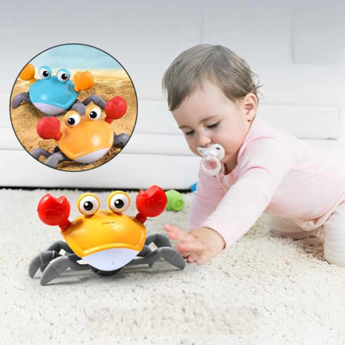 Bébé avec jouet crabe interactif