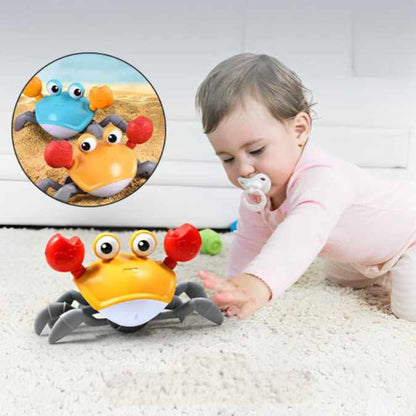 Bébé avec jouet crabe interactif