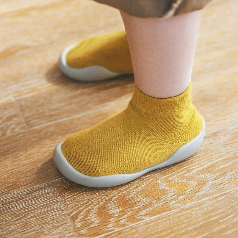 chaussons-souples-bebe-jaune-confortables