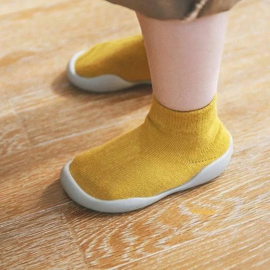 chaussons-souples-bebe-jaune-confortables