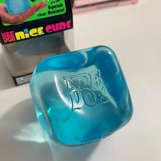 🧊Needoh Squishy Le Cube qui Gère Mieux le Stress que Toi – Fidget Sensoriel Magique - Bébé Calinou