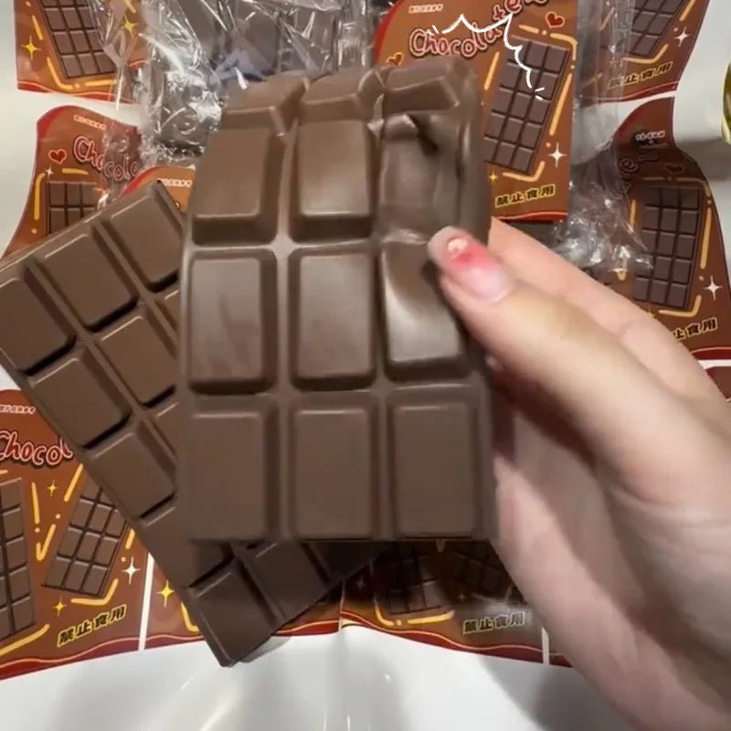 🍫 Tablette de Chocolat Squishy Géante – Enfin un Chocolat qu'on Peut Écraser Sans Culpabilité ! - Bébé Calinou