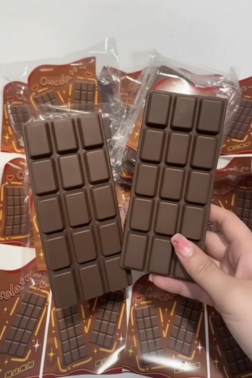 🍫 Tablette de Chocolat Squishy Géante – Enfin un Chocolat qu'on Peut Écraser Sans Culpabilité ! - Bébé Calinou